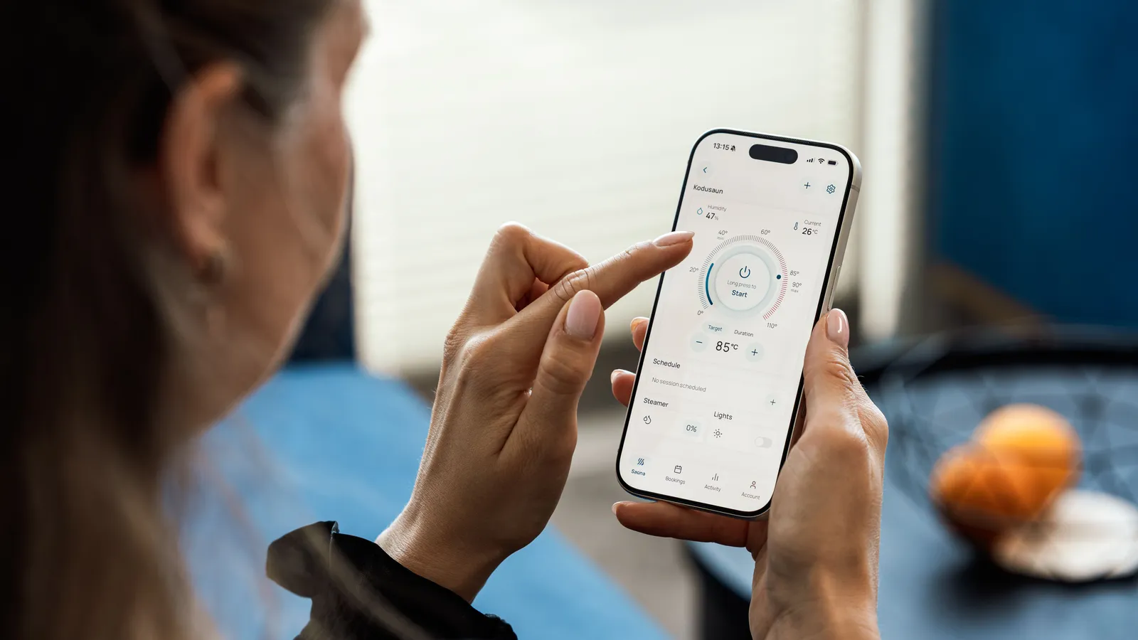 Hand hält ein Smartphone mit heller Steuerungs-App