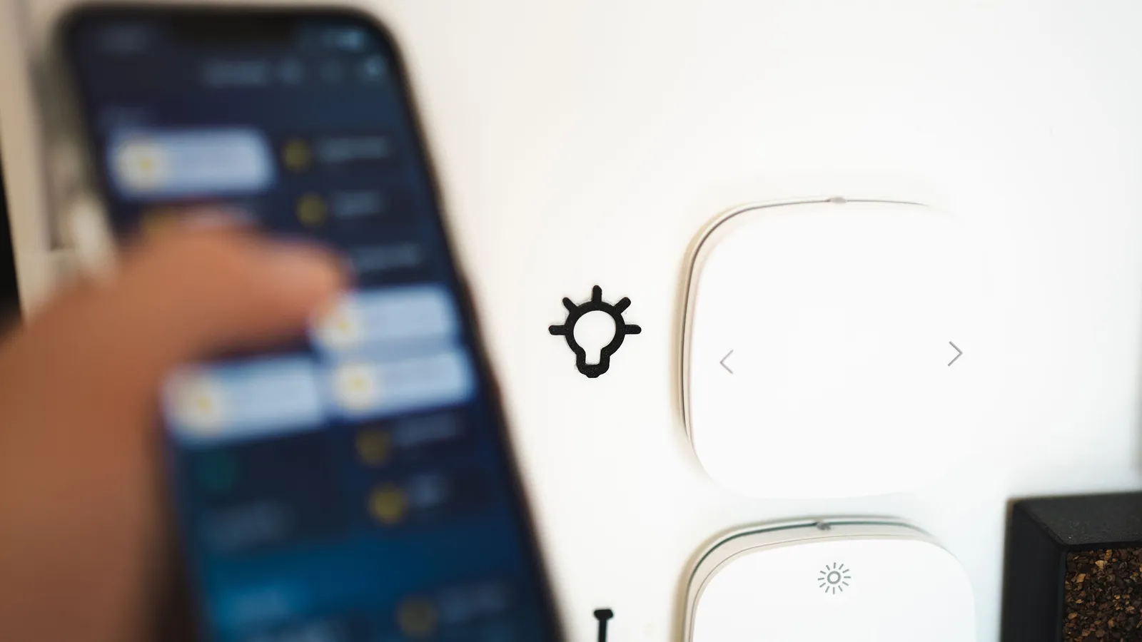 Smarte Lichtschalter mit Steuerungs-App im Vordergrund