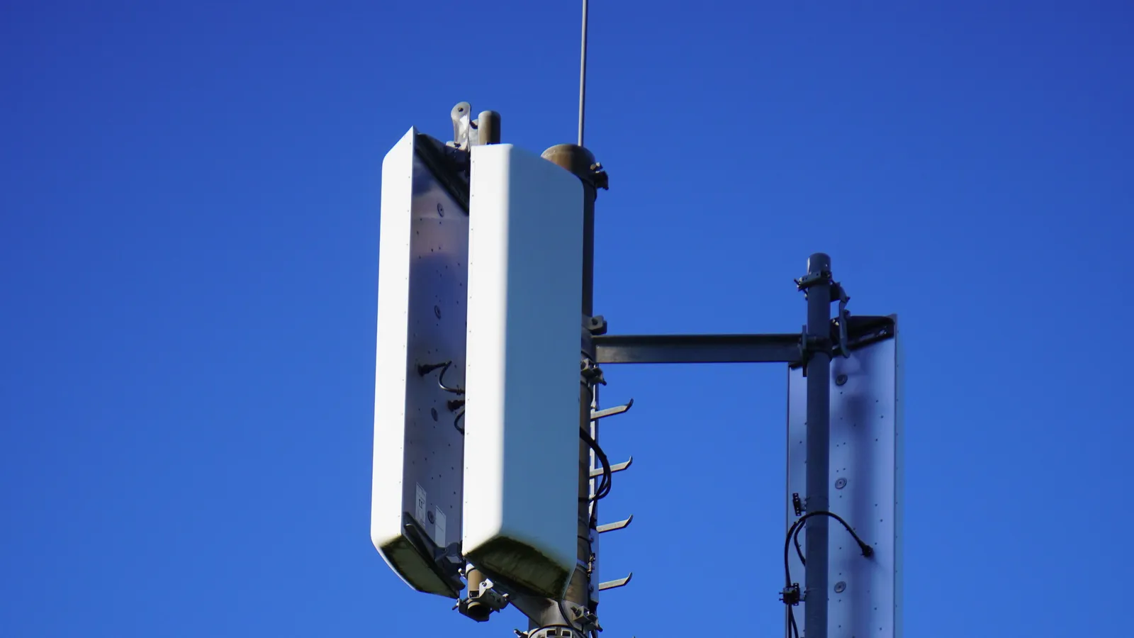 Small-Cell-Antenne vor blauem Himmel