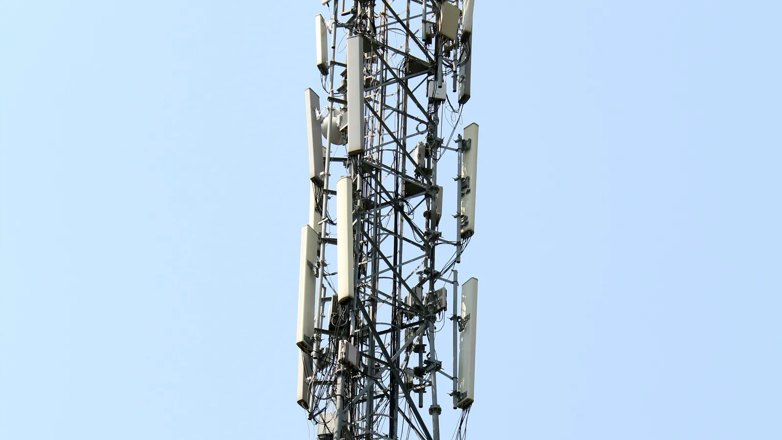 Mobilfunkmast mit Antennen-Panels vor dem Himmel