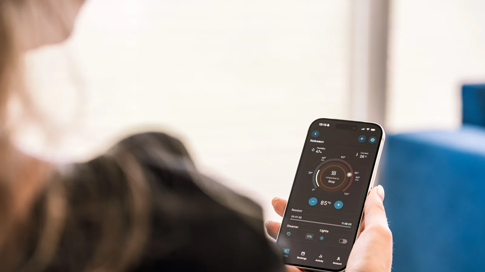 Smartphone mit dunkler Gebäudesteuerungs-App